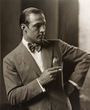 Ur. Rudolf Valentino (1895-1926) – jeden z największych aktorów kina niemego, ikona Hollywood